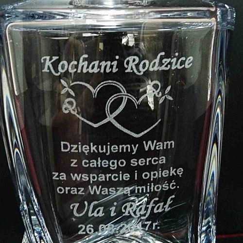 Zbliżenie graweru na karafce jako podziękowanie dla rodziców - element Zestawu do Whisky z Grawerem QUADRO