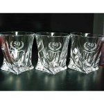 6 kryształowych szklanek z grawerem na urodziny jako element zestawu do whisky QUADRO marki Bohemia