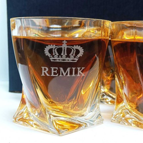 Zbliżenie graweru na kryształowej szklance z Zestawu do whisky QUADRO Bohemia