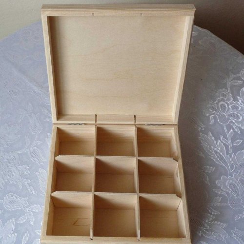 Drewniana Herbaciarka z Grawerem – widok po otwarciu na 9 komór