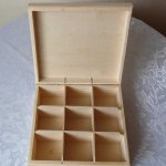 Drewniana Herbaciarka z Grawerem – widok po otwarciu na 9 komór