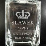 Karafka z Grawerem do Whisky - zbliżenie na grawer z okazji urodzin