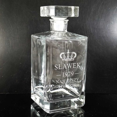 Karafka z grawerem do whisky – widok z boku na dedykację