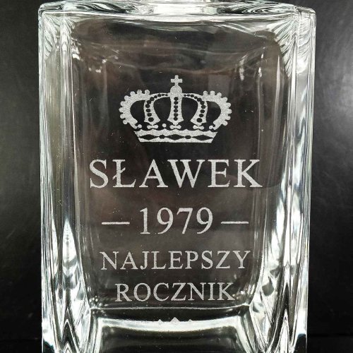 Karafka z Grawerem dla Pary do Whisky i Nalewek - zbliżenie na grawer z okazji urodzin