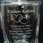 Karafka z Grawerem do Whisky w Skrzynce QUADRO - zbliżenie na grawer z podziękowaniem dla rodziców