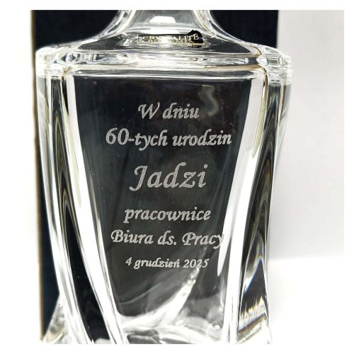 Zbliżenie graweru z okazji urodzin na kryształowej karafce Zestawu do Nalewek QUADRO