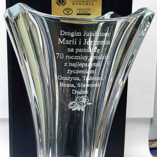 Kryształowy wazon Colosseum 30 cm - zbliżenie graweru z okazji urodzin