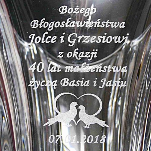 Zbliżenie graweru dla pary z okazji rocznicy ślubu na wazonie Colosseum