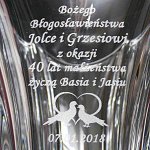 Zbliżenie graweru dla pary z okazji rocznicy ślubu na wazonie Colosseum