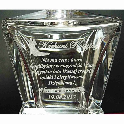 Zbliżenie graweru laserowego na kryształowej karafce ROCKY - dla rodziców od pary młodej