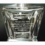 Zbliżenie graweru laserowego na kryształowej karafce ROCKY - dla rodziców od pary młodej