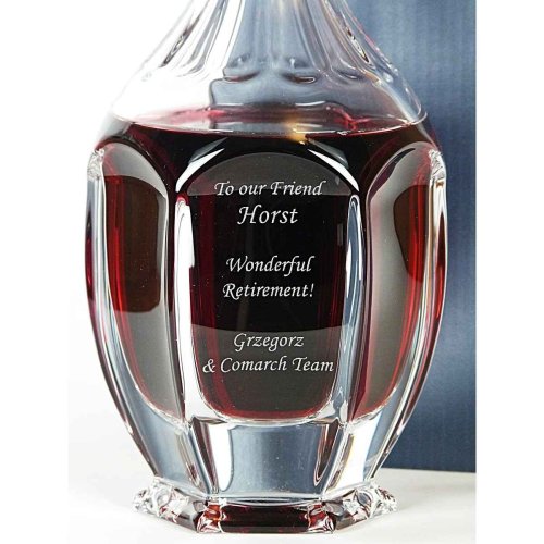 Zbliżenie graweru na kryształowej karafce do whisky i nalewek SAFARI