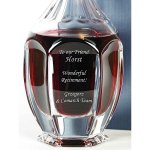 Zbliżenie graweru z okazji emerytury na karafce z kryształowego zestawu do whisky SAFARI