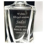 Zbliżenie graweru z okazji urodzin na karafce do Nalewek w Zestawie QUADRO