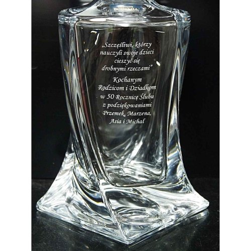 Zbliżenie na grawer z okazji rocznicy ślubu na kryształowej karafce z Zestawu do Nalewek QUADRO