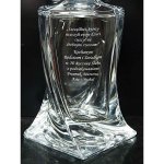 Zbliżenie na grawer z okazji rocznicy ślubu na kryształowej karafce z Zestawu do Nalewek QUADRO