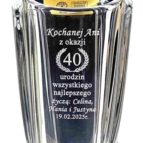 Zbliżenie na grawer z okazji urodzin na kryształowym wazonie Colosseum 25 cm