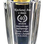 Zbliżenie na grawer z okazji urodzin na kryształowym wazonie Colosseum 25 cm