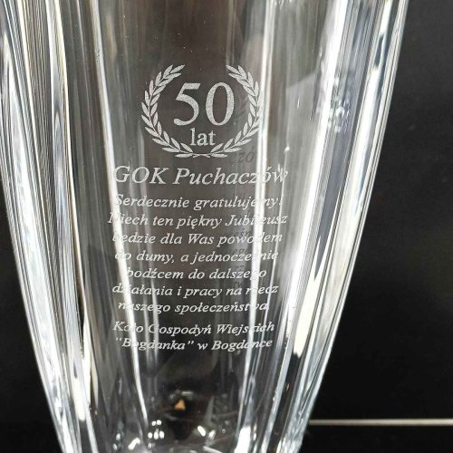 Zbliżenie na grawerowaną dedykację z okazji jubileuszu na wazonie COLOSSEUM 25 cm