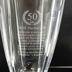 Zbliżenie na grawerowaną dedykację z okazji jubileuszu na wazonie COLOSSEUM 25 cm