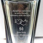 Wazon z Grawerem Kryształowy OKINAWA 30 cm - zbliżenie na personalizację okazji Złotych Godów