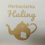 Biała herbaciarka z grawerem z 6 komorami na herbatę - zbliżenie na grawer