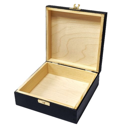 Drewniana szkatułka z grawerem czarna z metalowym zamknięciem – widok wnętrza