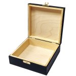 Drewniana szkatułka z grawerem czarna z metalowym zamknięciem – widok wnętrza