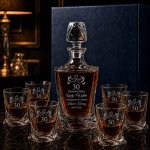 Zestaw do Whisky z Grawerem dla Pary – Kryształowa Karafka i 6 Szklanek QUADRO
