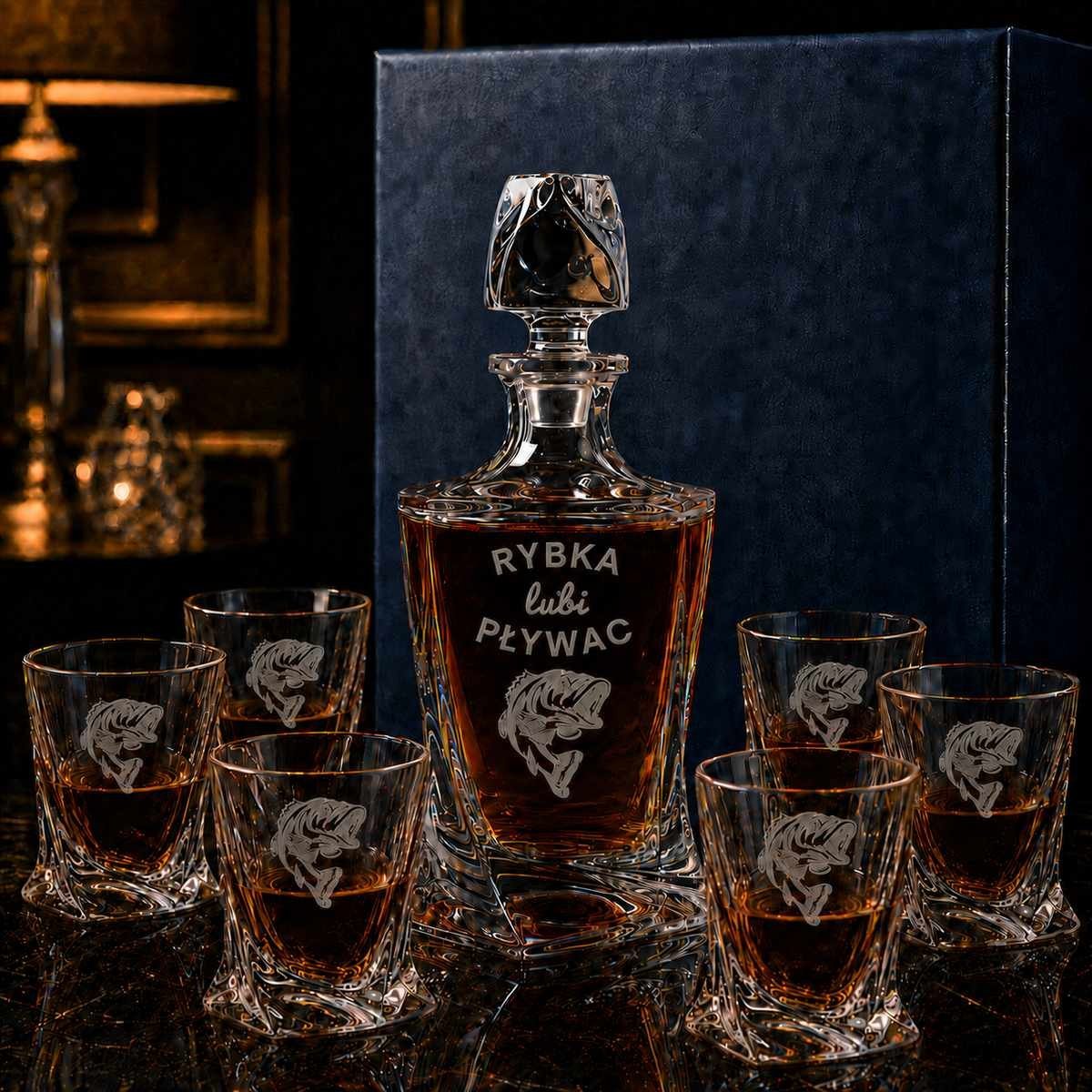 Zestaw do Whisky z Grawerem dla Wędkarza – Kryształowa Karafka i 6 Szklanek QUADRO