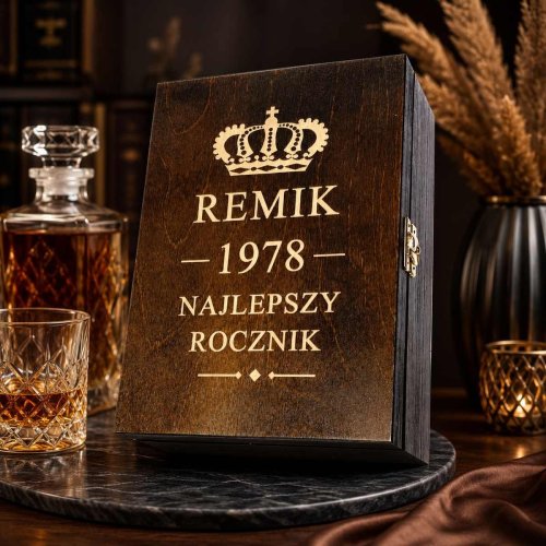 Drewniana Skrzynka na Whisky z Grawerem dla Taty - przykładowa aranżacja