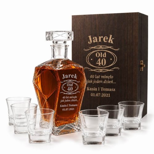 Zestaw do Whisky z Grawerem w Skrzynce – personalizacja na urodziny na karafce i skrzynce