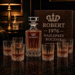 Zestaw do Whisky z Grawerem w Skrzynce – Karafka i 6 Szklanek RCR Opera