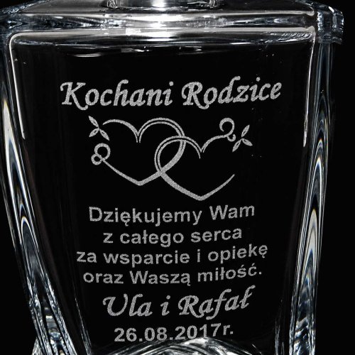 Zbliżenie dedykacji na karafce z Zestawu do Whisky QUADRO