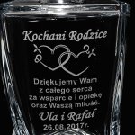 Zbliżenie dedykacji na karafce z Zestawu do Whisky QUADRO