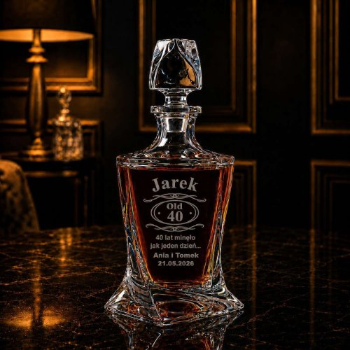 Karafka do Whisky z Grawerem na Urodziny – Kryształowa QUADRO