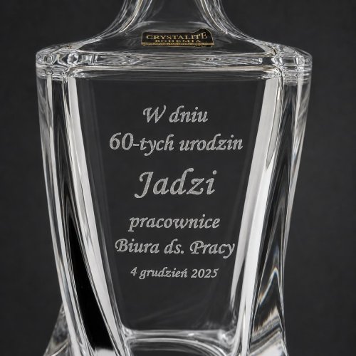 Zbliżenie na Grawer z okazji urodzin na Karafce do Nalewek