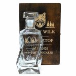 Karafka do Whisky z Grawerem na tle Skrzynki z Dedykacją