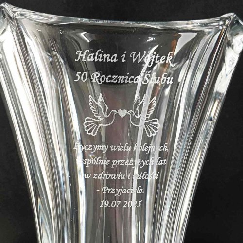 Zbliżenie graweru z okazji rocznicy ślubu na kryształowym wazonie Bohemia Colosseum 30 cm