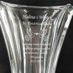 Zbliżenie graweru z okazji rocznicy ślubu na kryształowym wazonie Bohemia Colosseum 30 cm