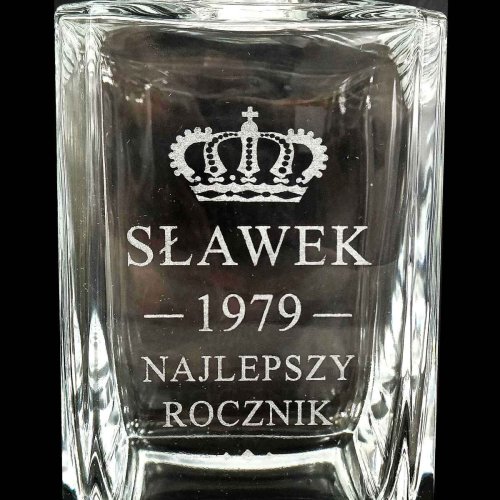 Karafka z Grawerem do Whisky BURBON - zbliżenie personalizacji z okazji urodzin