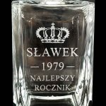 Karafka z Grawerem do Whisky BURBON - zbliżenie personalizacji z okazji urodzin